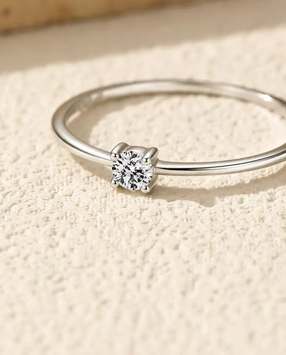 Moissanite Ring i 925 Sølv - nærbillede af moissaniten i den firegrebede fatning