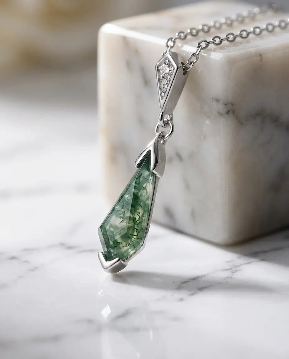 Aflangt kiteslebet moss agate-vedhæng med små zirkoner på ophænget i 925 sterling sølv.