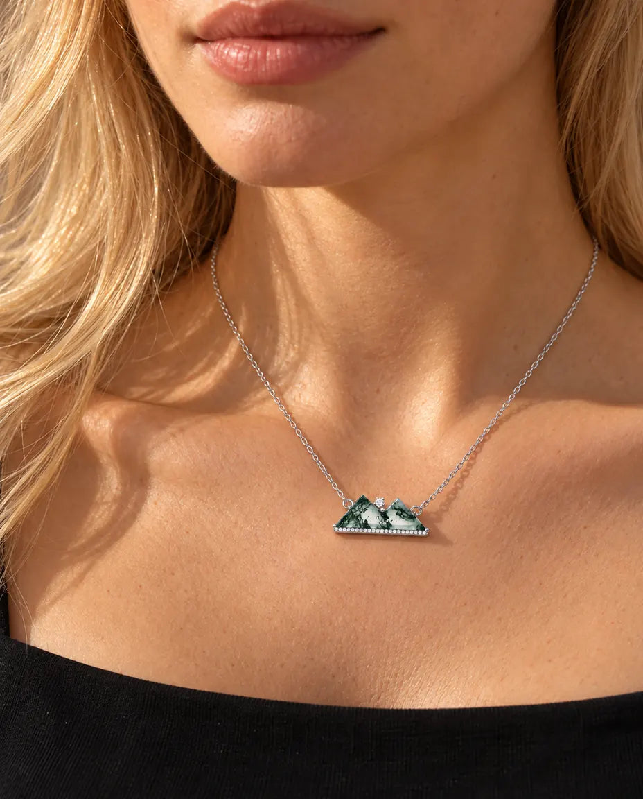 Moss Agate Halskæde - båret af en model, nærbillede ved kravebenet