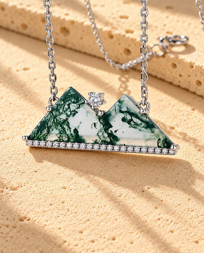 Moss Agate Halskæde - nærbillede af stenen og indfatningen