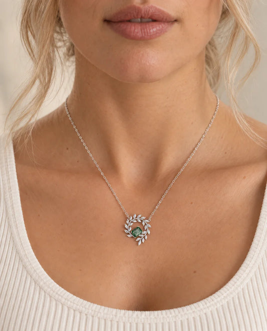 Moss Agate Halskæde - båret af en model
