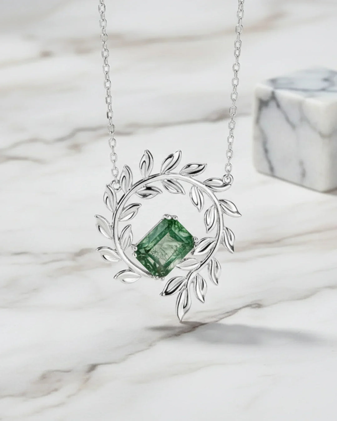 Emeraldslebet grøn moss agate i en åben krans af stiliserede blade i 925 sterling sølv.