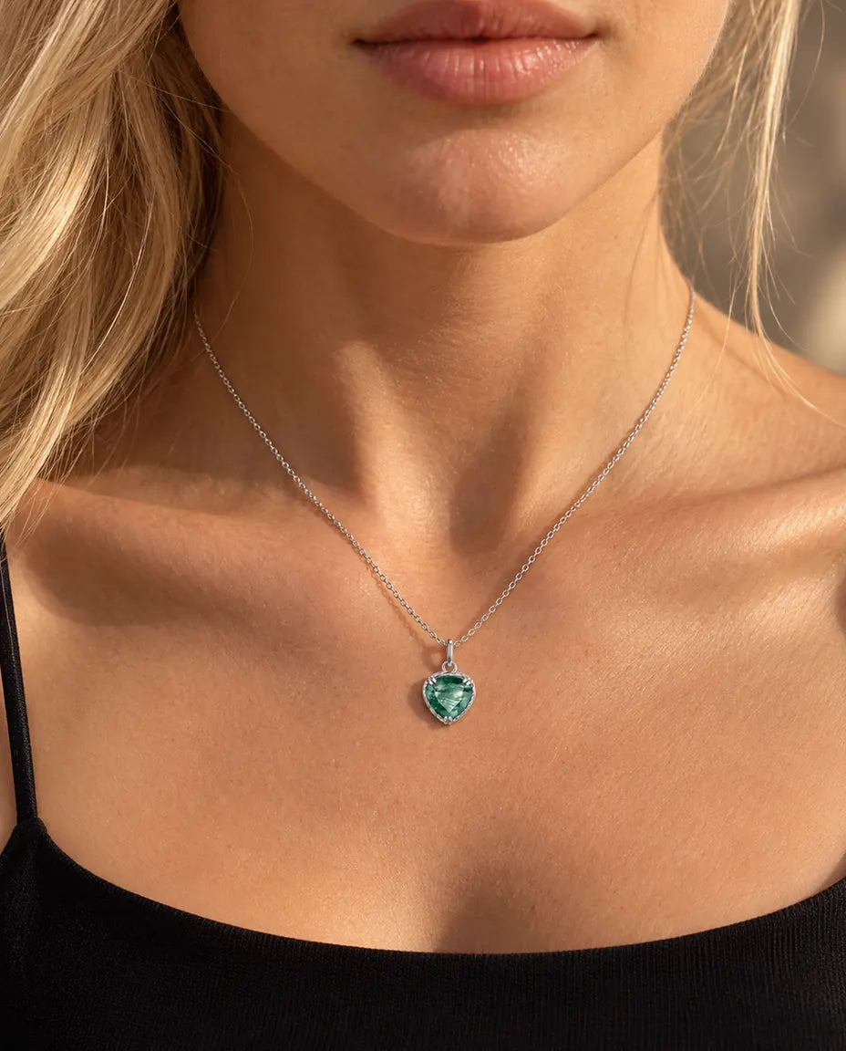 Moss Agate Halskæde - båret af en model, nærbillede ved kravebenet