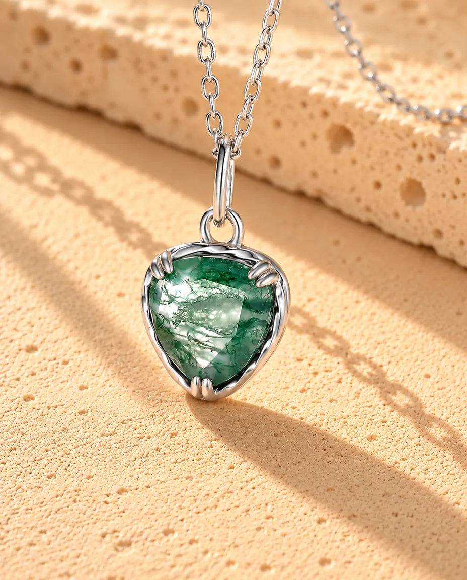 Moss Agate Halskæde - nærbillede af stenen og indfatningen