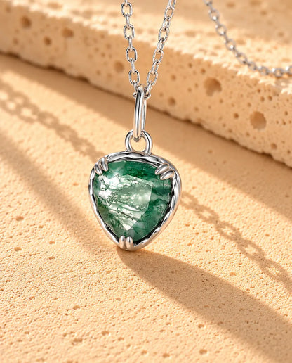 Moss Agate Halskæde - nærbillede af stenen og indfatningen