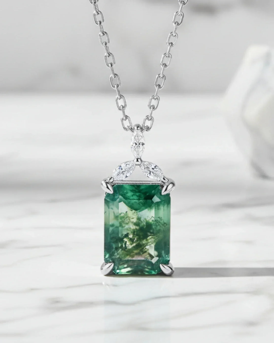 Emeraldslebet grøn moss agate i en enkel poleret fatning af 925 sterling sølv med små zirkoner.