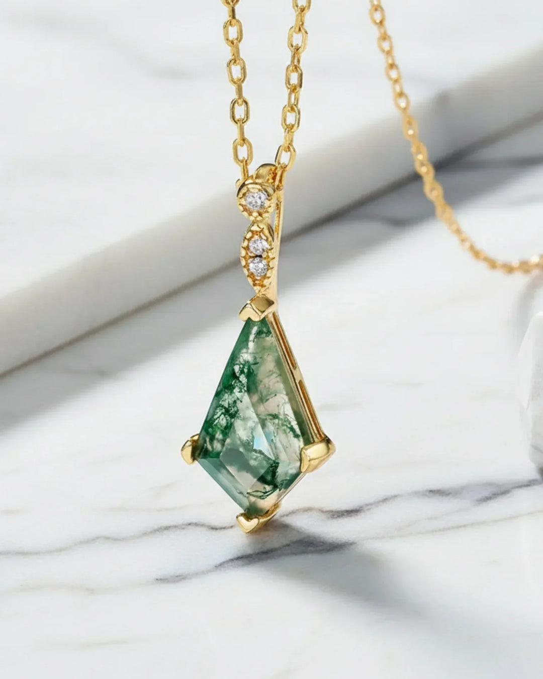 Guldbelagt vedhæng i 925 sterling sølv med kiteslebet grøn moss agate og små zirkoner over stenen.