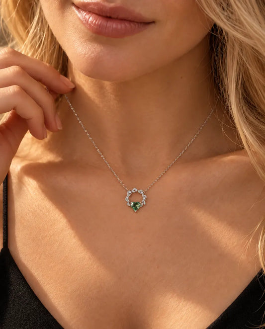 Moss Agate Halskæde - båret af en model med hånden ved halsen