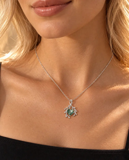 Moss Agate Halskæde - båret af en model, nærbillede ved kravebenet