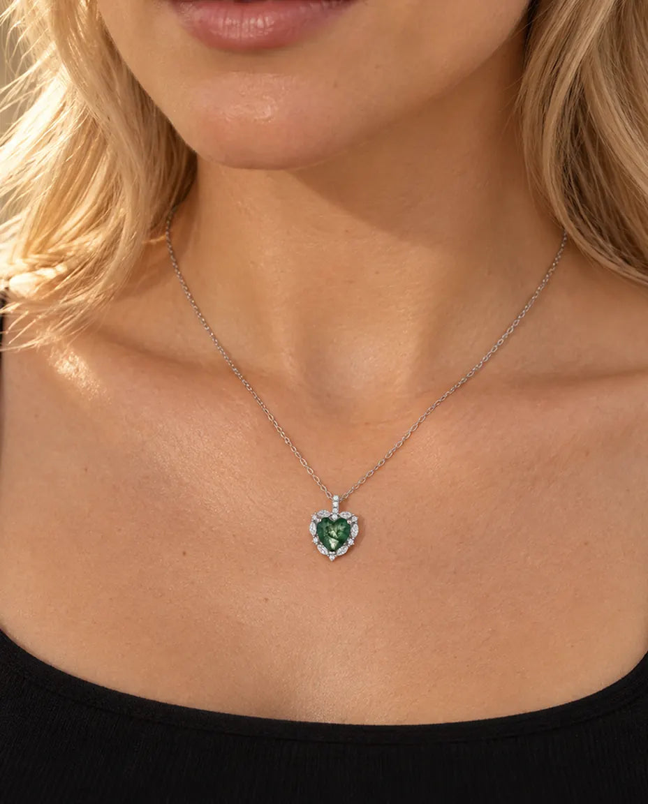 Moss Agate Halskæde - båret af en model, nærbillede ved kravebenet