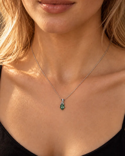 Moss Agate Halskæde - båret af en model, nærbillede ved kravebenet