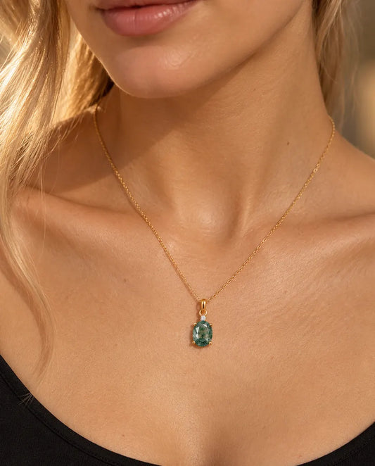 Moss Agate Halskæde - båret af en model, nærbillede ved kravebenet