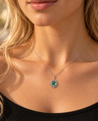 Moss Agate Halskæde - båret af en model, nærbillede ved kravebenet
