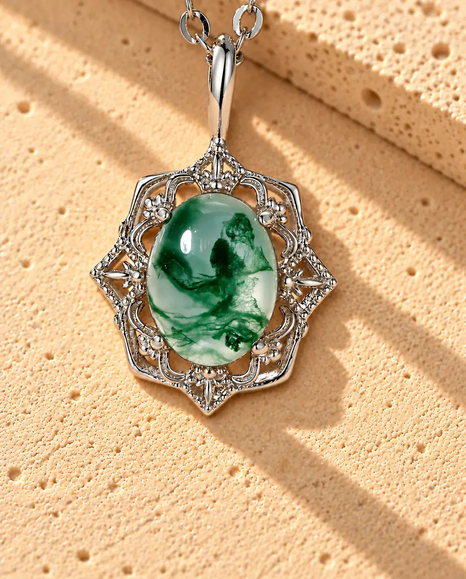 Moss Agate Halskæde - nærbillede af stenen og indfatningen