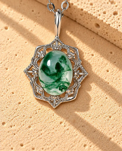 Moss Agate Halskæde - nærbillede af stenen og indfatningen