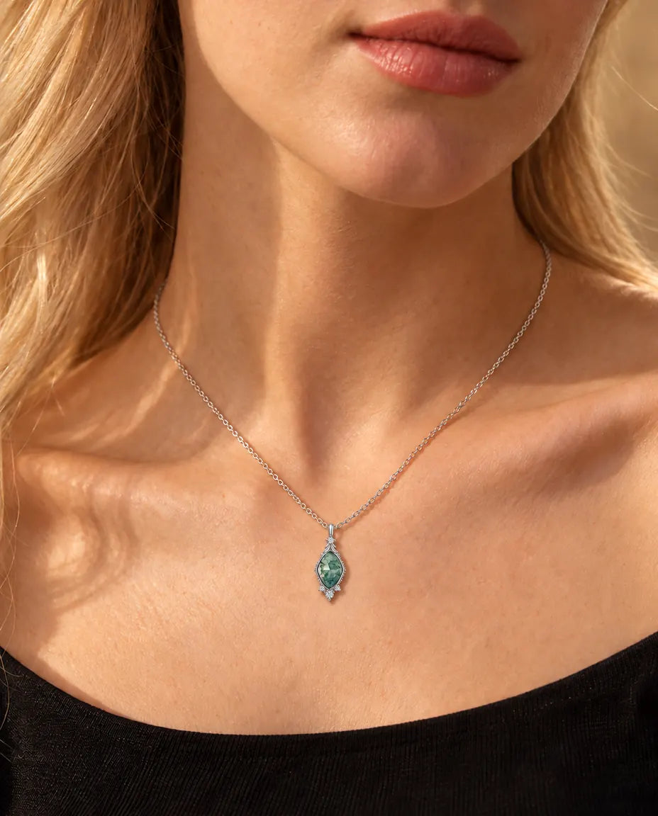 Moss Agate Halskæde - båret af en model, nærbillede ved kravebenet