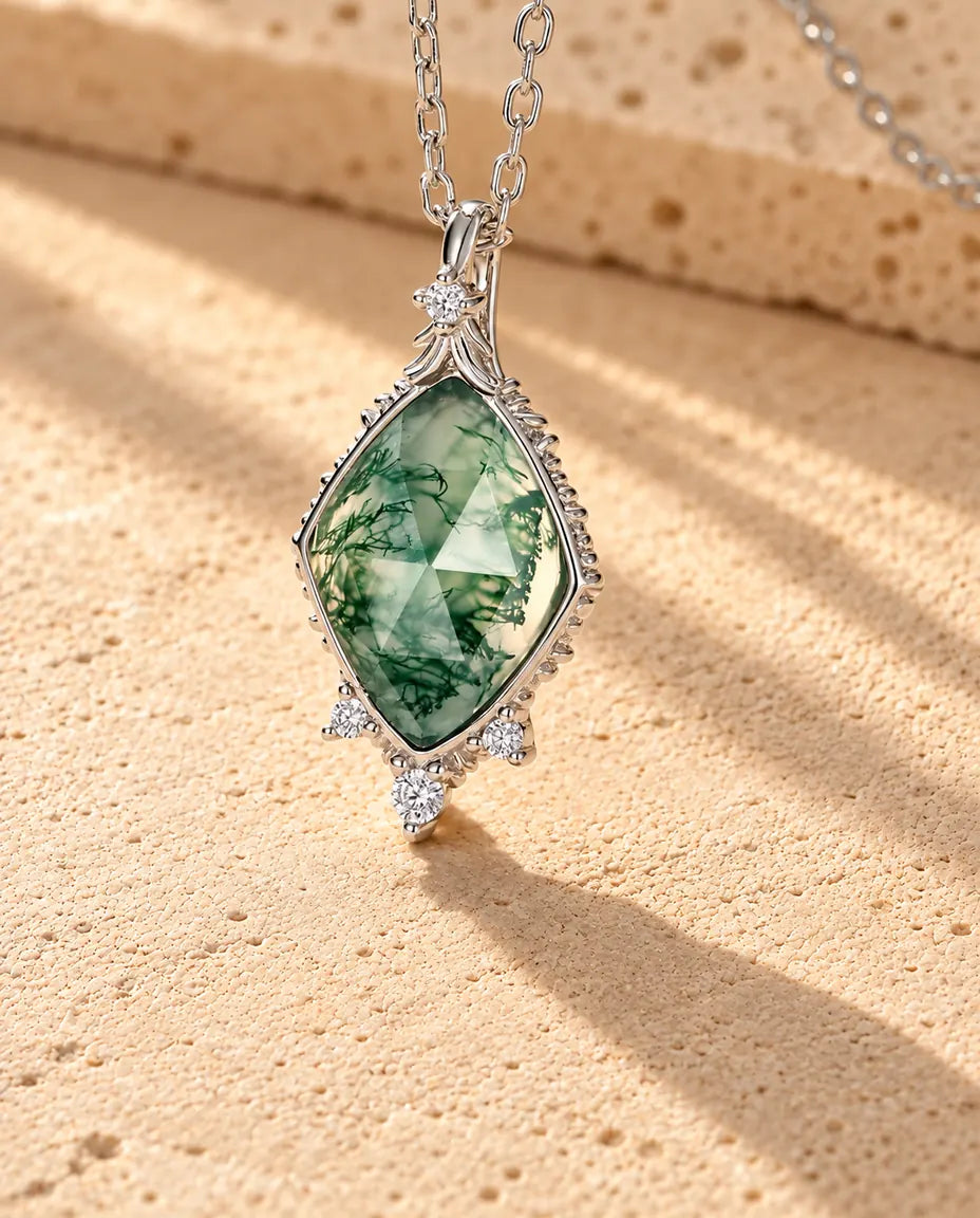 Moss Agate Halskæde - nærbillede af stenen og indfatningen