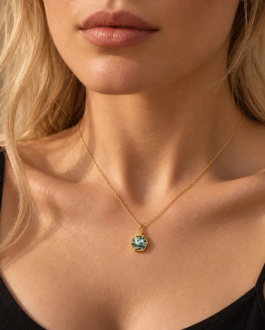 Moss Agate Halskæde - båret af en model, nærbillede ved kravebenet