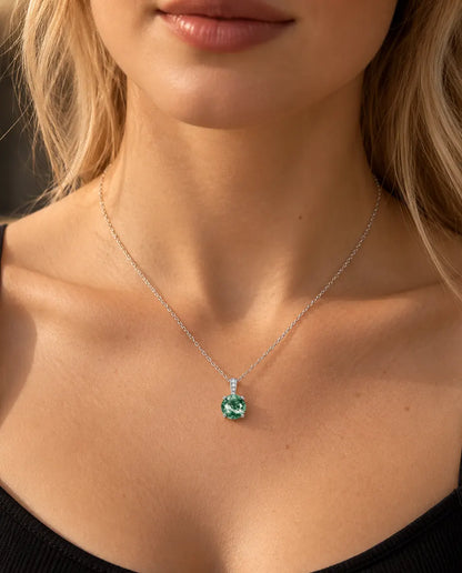 Moss Agate Halskæde - båret af en model, nærbillede ved kravebenet