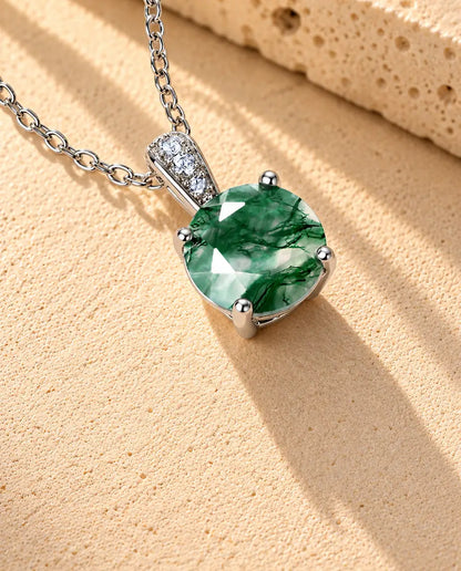 Moss Agate Halskæde - nærbillede af stenen og indfatningen