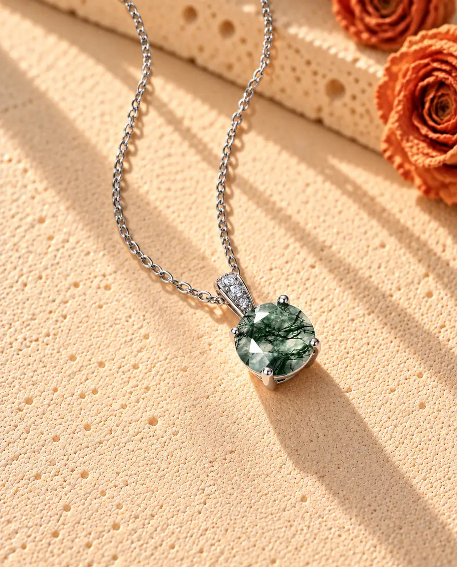 Moss Agate Halskæde - fotograferet skråt på en lys struktureret flade
