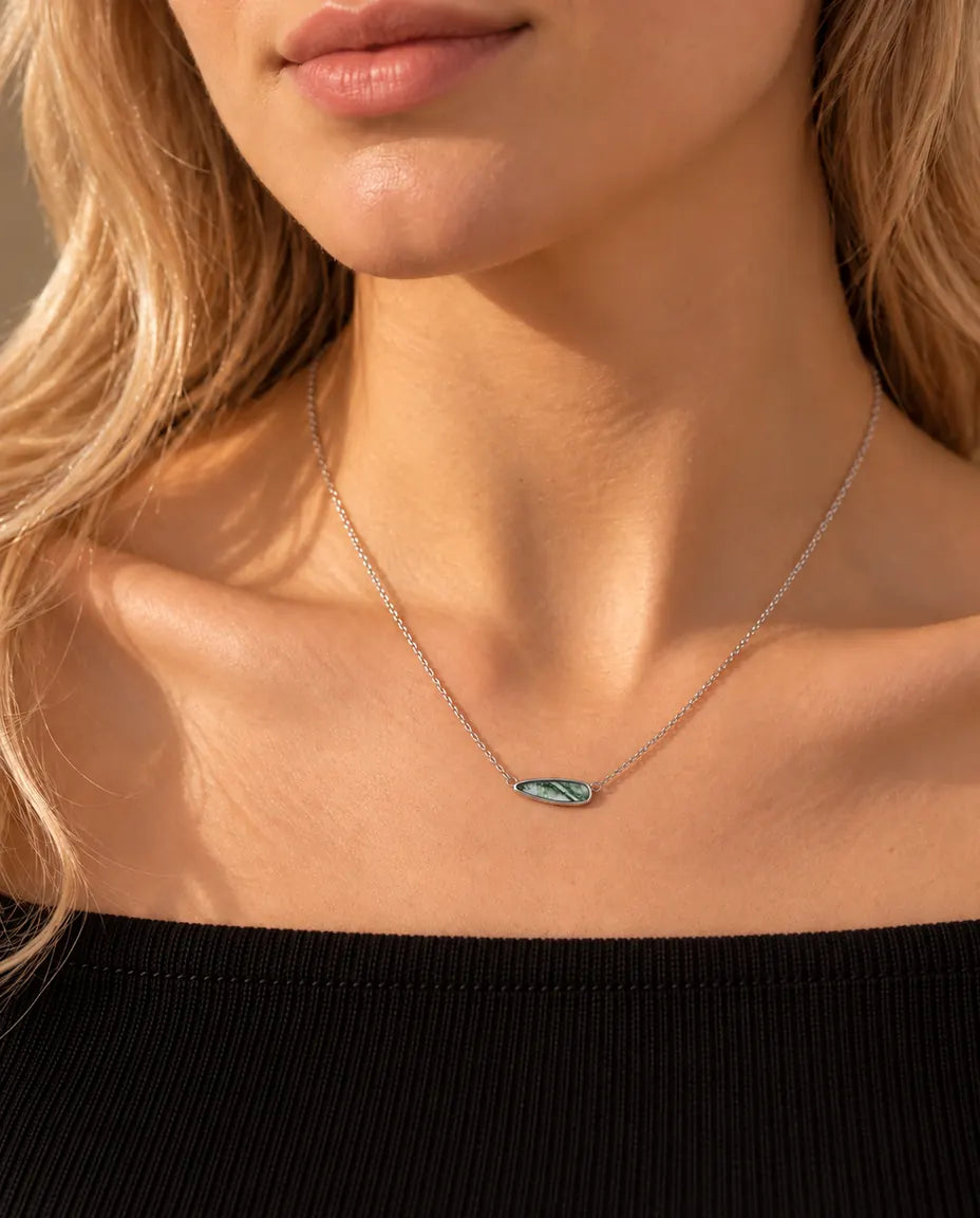Moss Agate Halskæde - båret af en model, nærbillede ved kravebenet