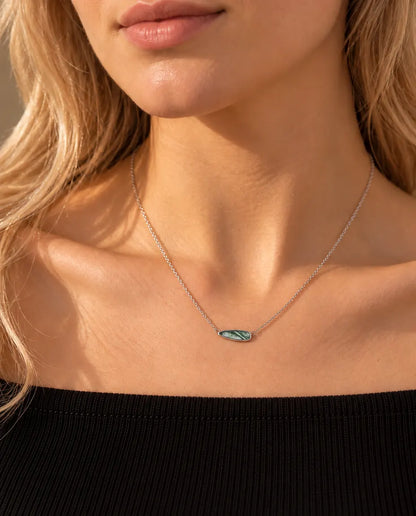 Moss Agate Halskæde - båret af en model, nærbillede ved kravebenet