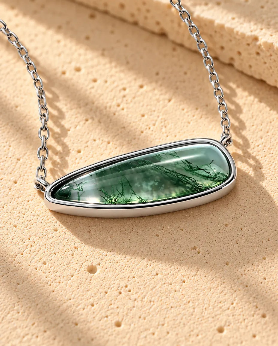 Moss Agate Halskæde - nærbillede af stenen og indfatningen