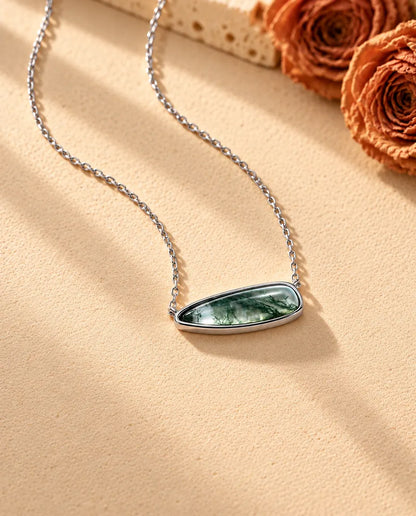 Moss Agate Halskæde - fotograferet skråt på en lys struktureret flade