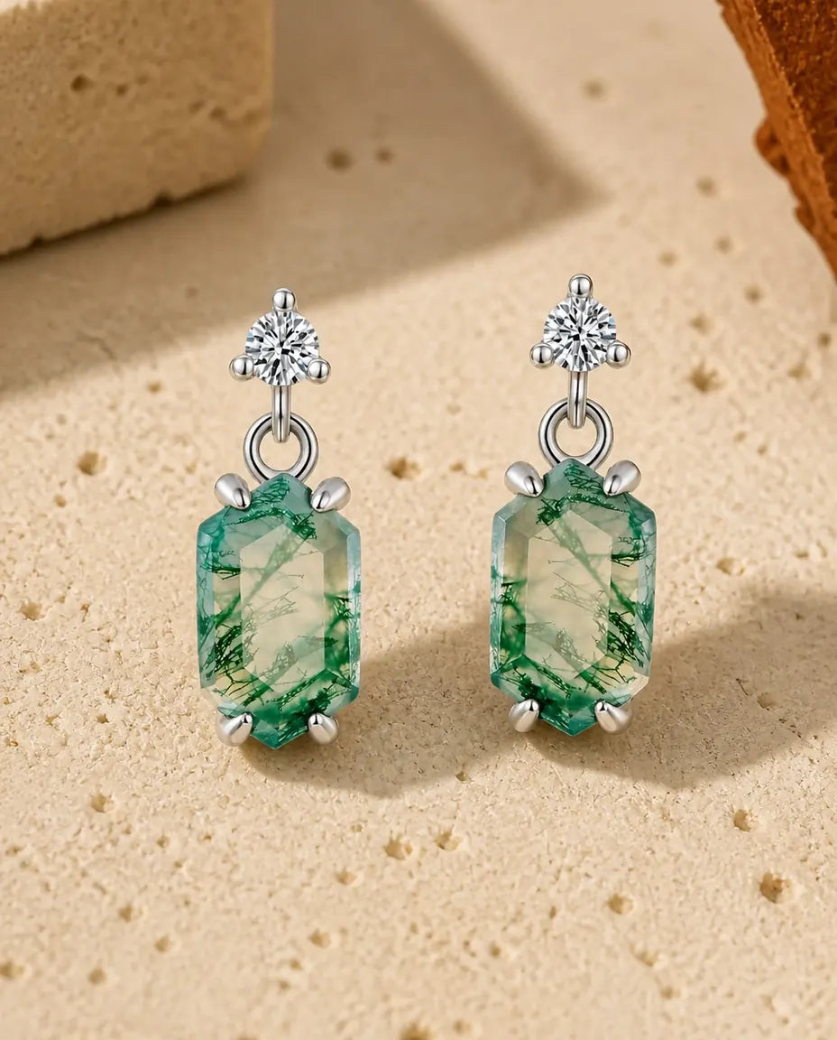 Sølvøreringe med smal ottekantet grøn moss agate hængende under en enkelt rund zirkonia i 925 sølv.