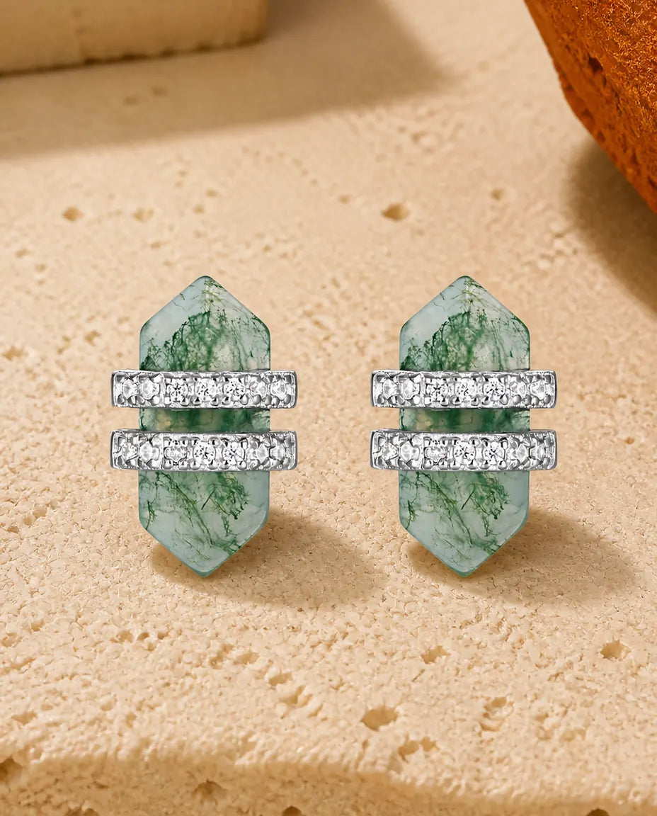 Sølvøreringe med flad grøn moss agate med spids i begge ender og to pavésatte stænger på tværs.
