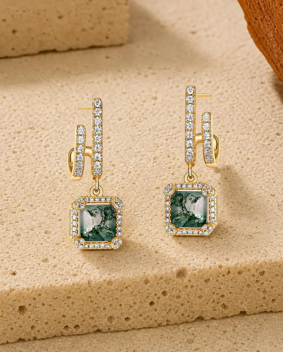 Øreringe med firkantet grøn moss agate i zirkonia-halo under en pavésat stang i 925 sterling sølv.