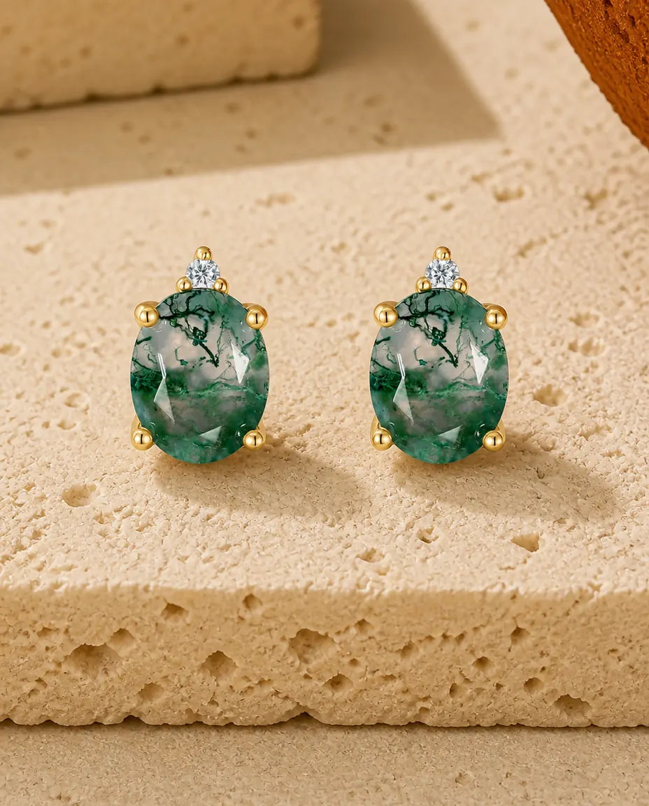 Forgyldte ørestikker med oval grøn moss agate i fire klør og en enkelt lille zirkonia øverst.