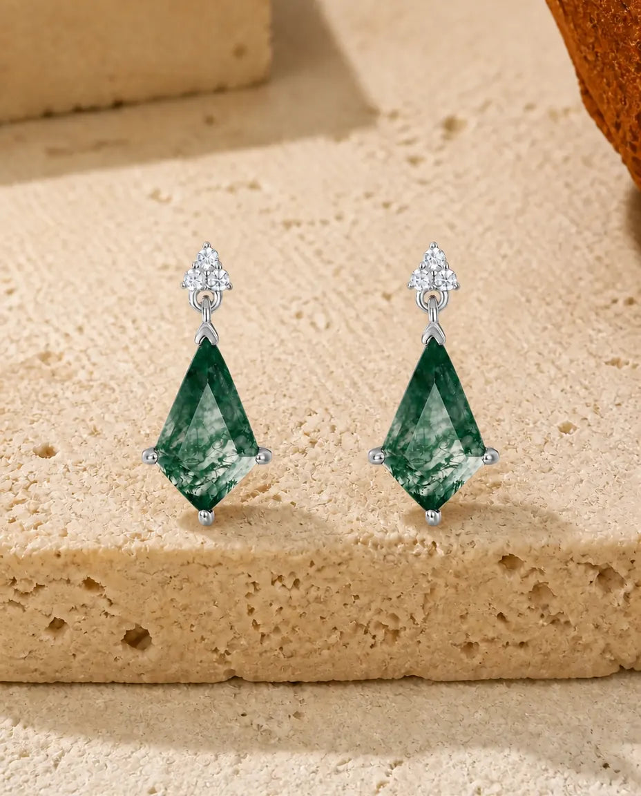 Sølvøreringe med kite-slebet grøn moss agate under en stik med tre runde zirkonia i 925 sterling sølv.