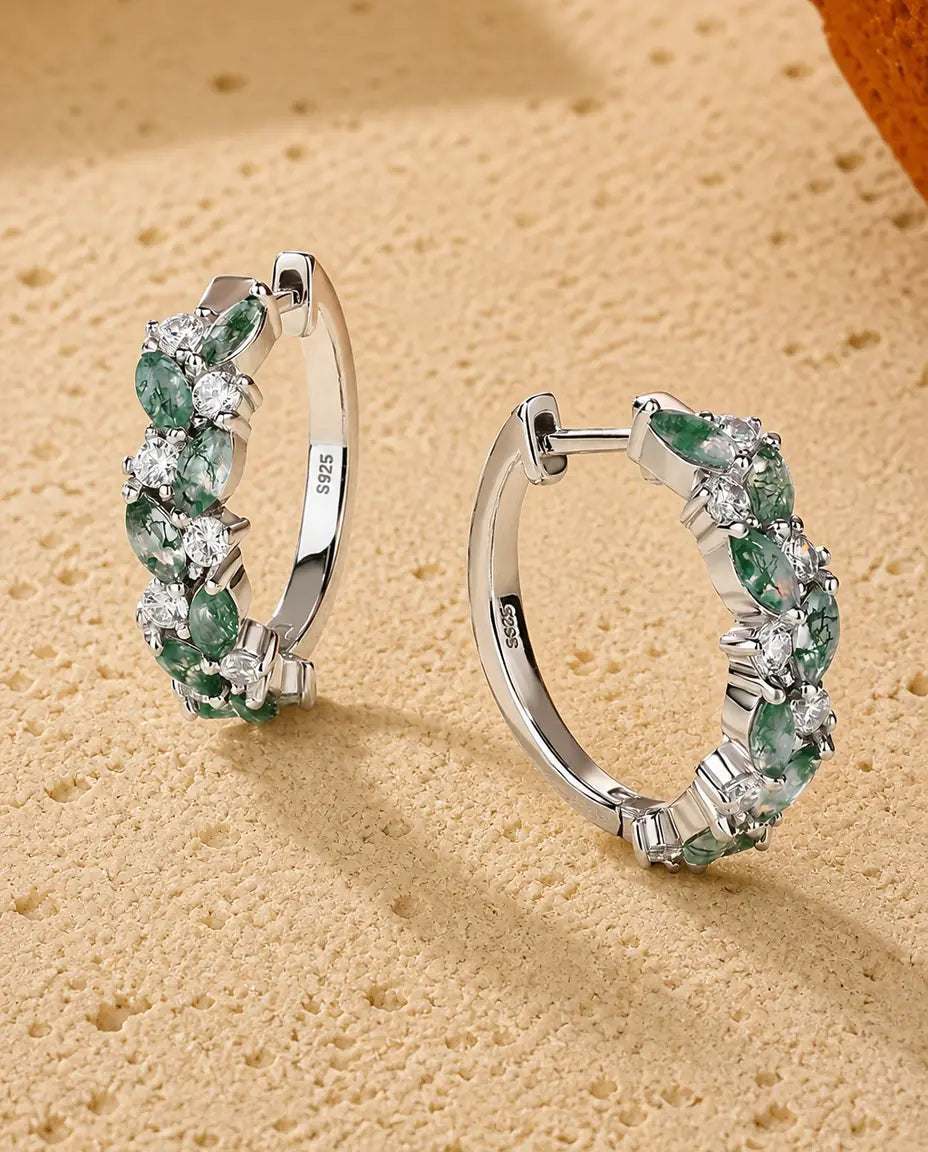 Creoler i 925 sterling sølv besat hele vejen rundt med spidsovale grønne moss agate og små klare sten.