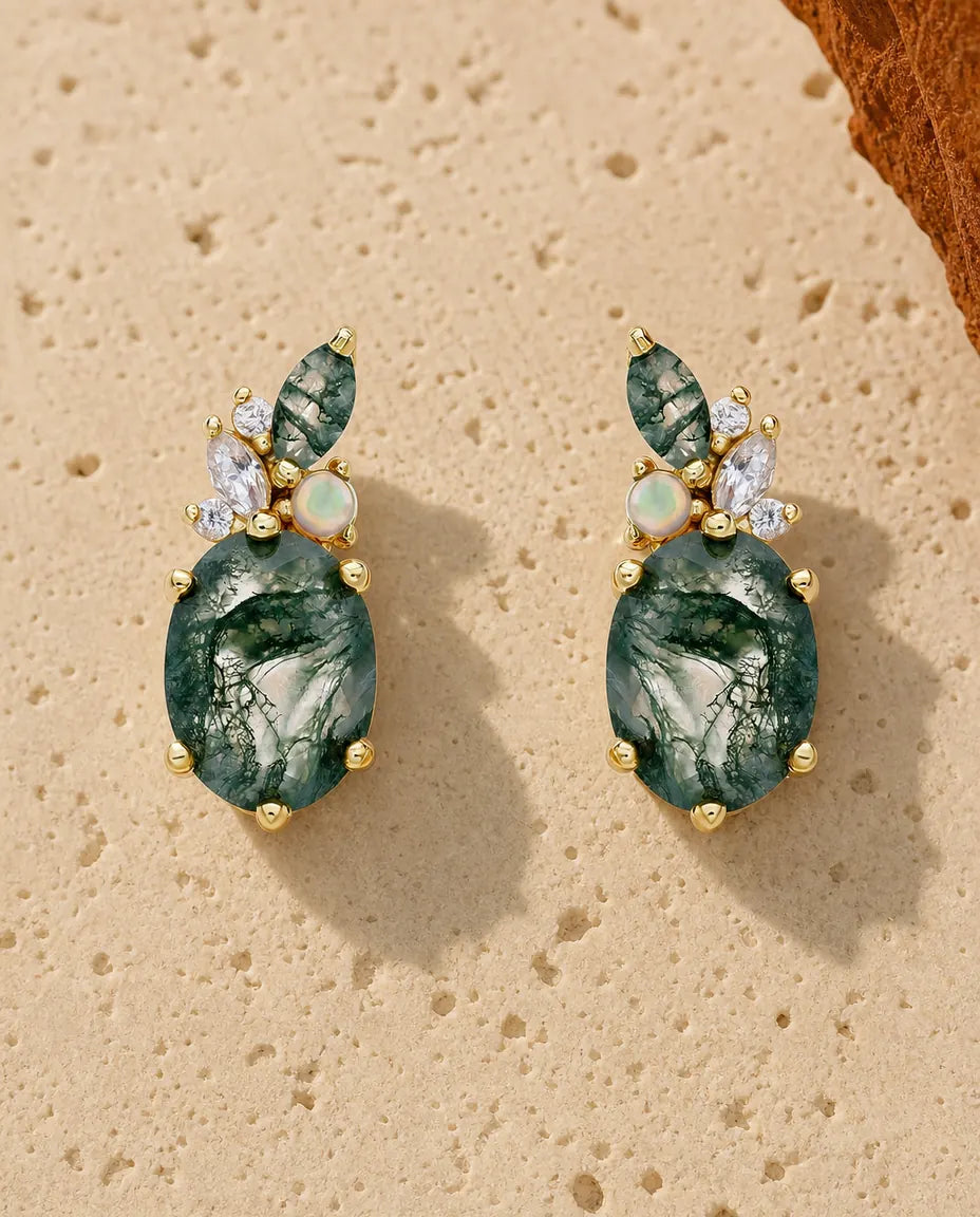 Forgyldte øreringe med oval grøn moss agate under en lille buket af opal, agat og zirkonia i 925 sølv.