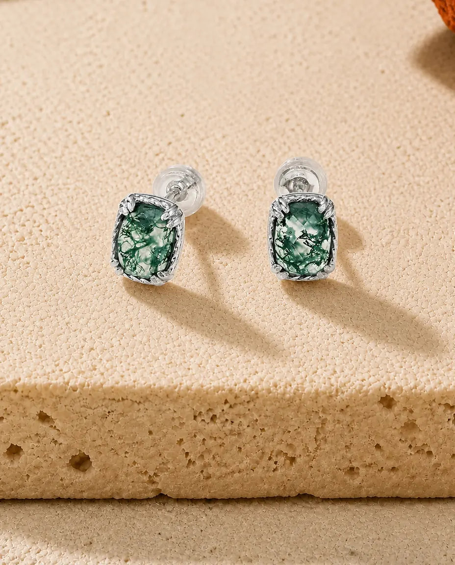 Små ørestikker med pudeslebet grøn Moss Agate i en fatning af snoet sølvtråd med fire hjørneklør.
