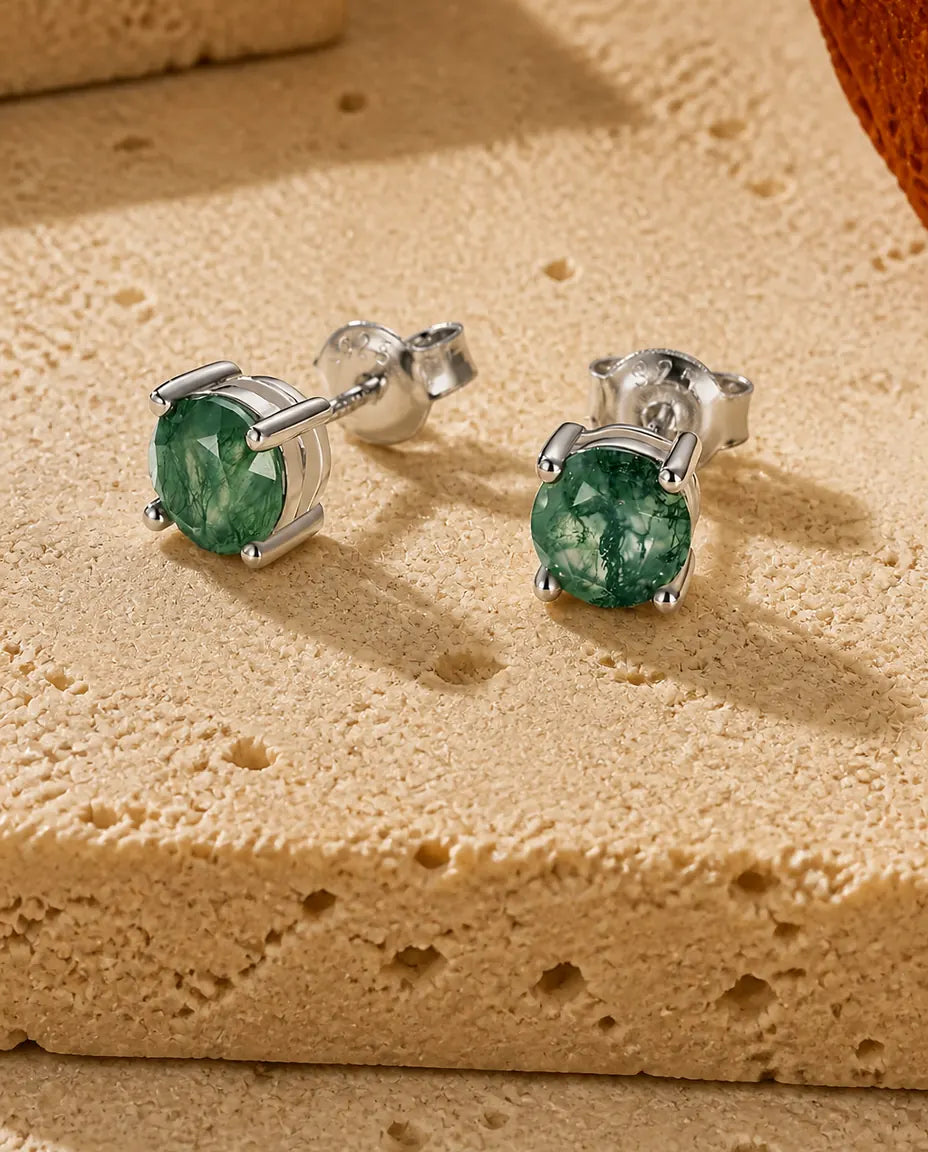 Runde ørestikker med grøn Moss Agate i brillantslibning holdt af fire tynde klør i rhodineret sølv.