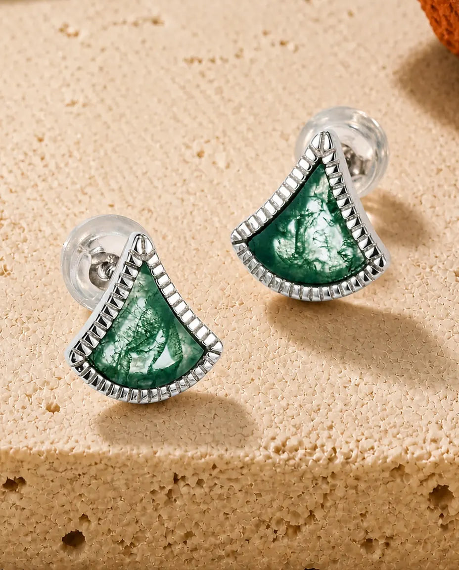 Sølvøreringe med viftformet grøn moss agate i en riflet fatning af poleret 925 sterling sølv.