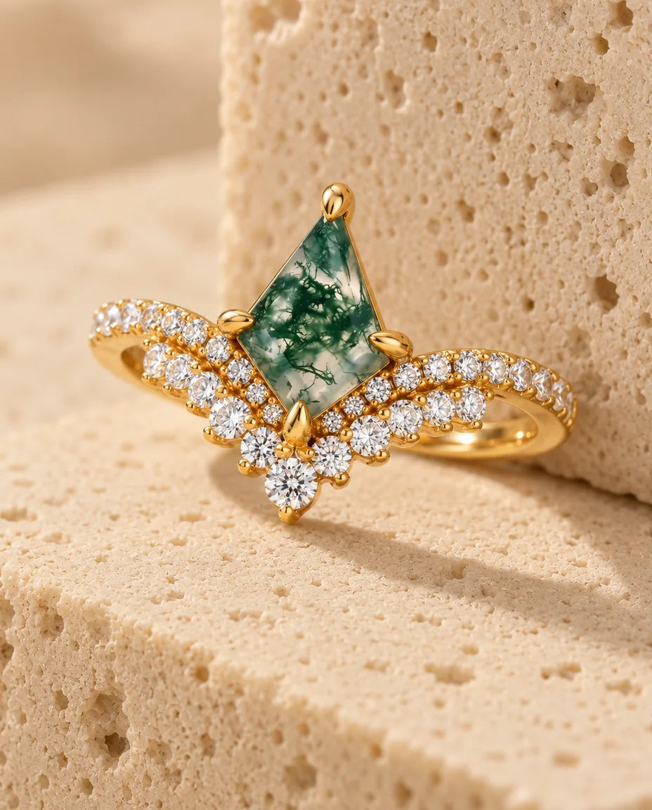 Moss Agate Ring - vist på en travertinblok