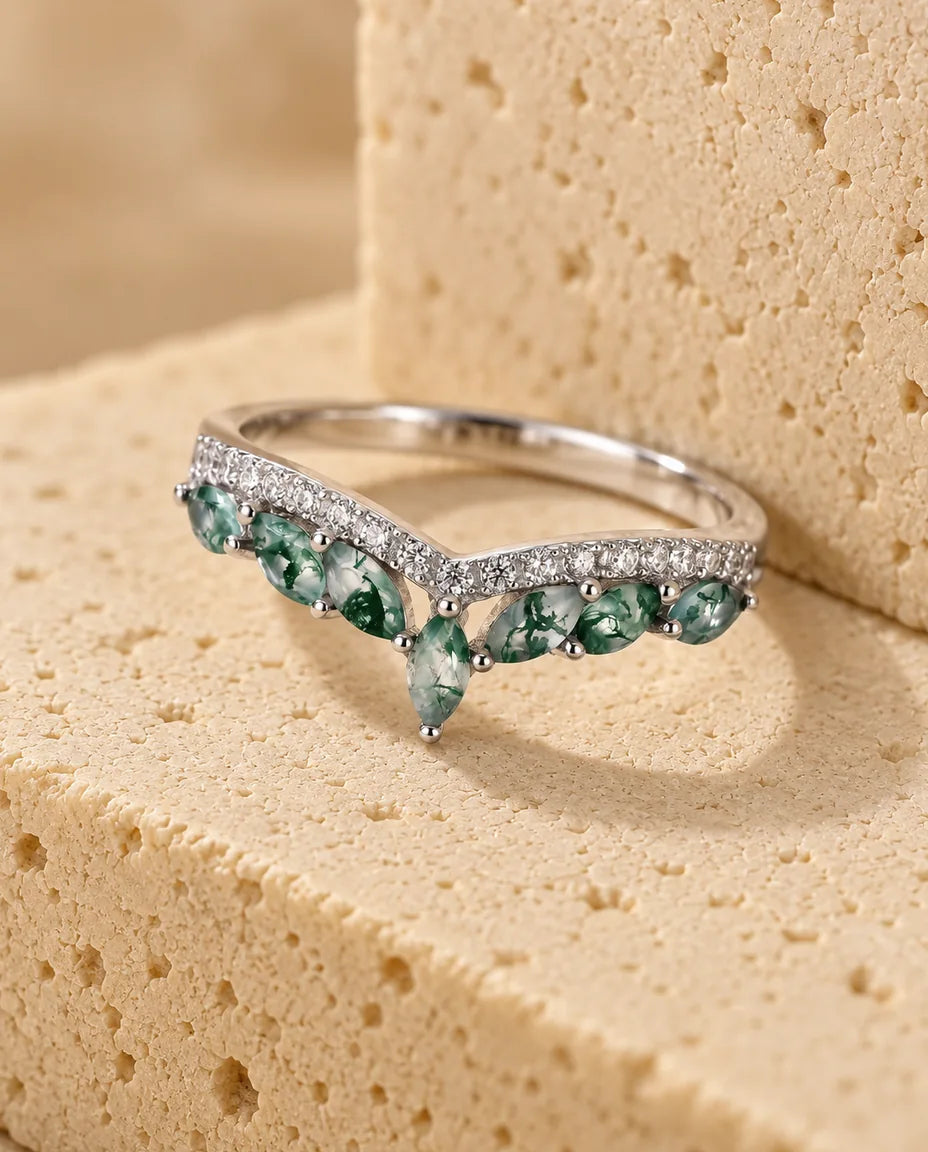 Moss Agate Ring - vist på en travertinblok