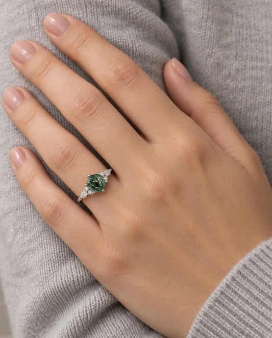 Moss Agate Ring - båret på hånden