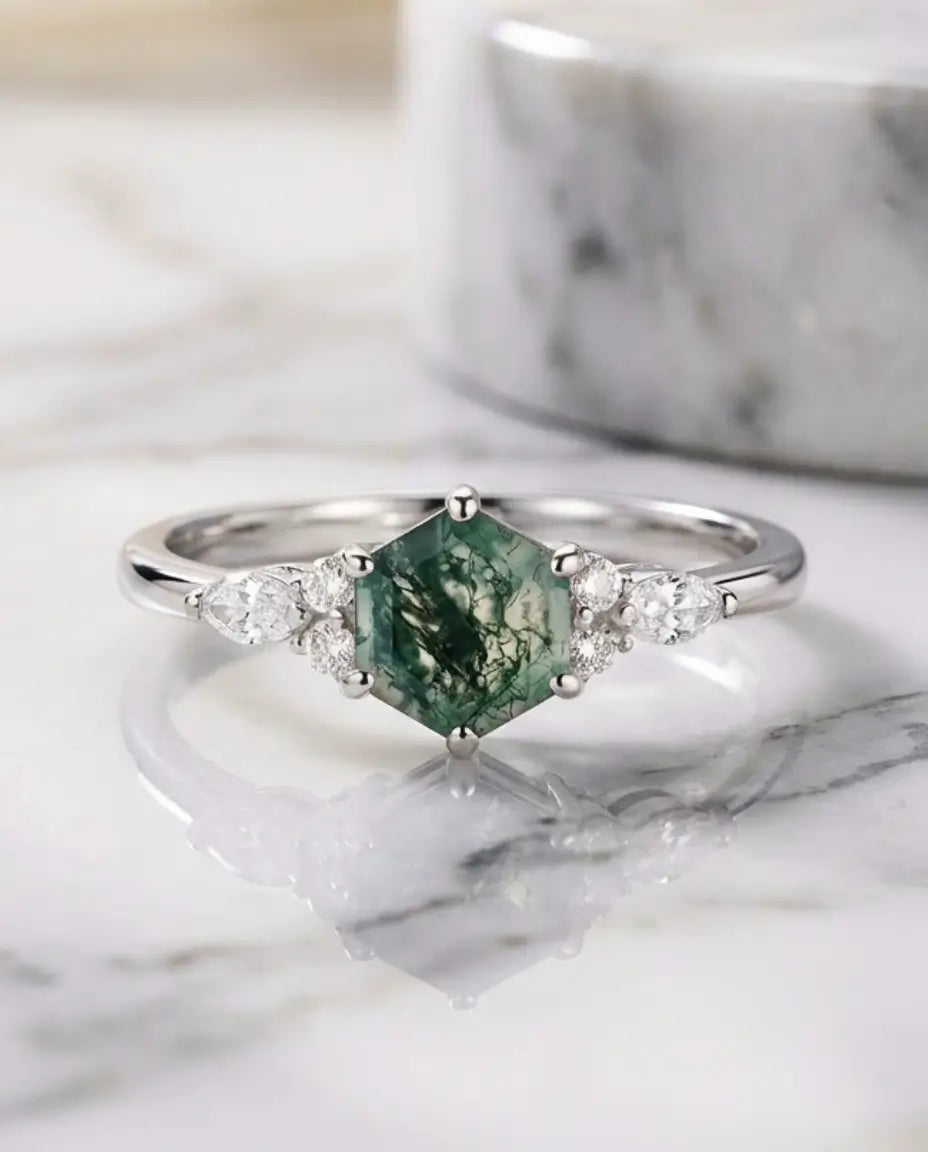 Ring med hexagonslebet grøn moss agate på 7 mm omkranset af marquisesten, i guldbelagt eller poleret sølv.