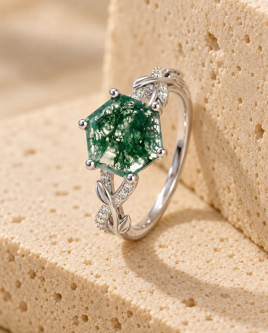 Moss Agate Ring - vist på en travertinblok