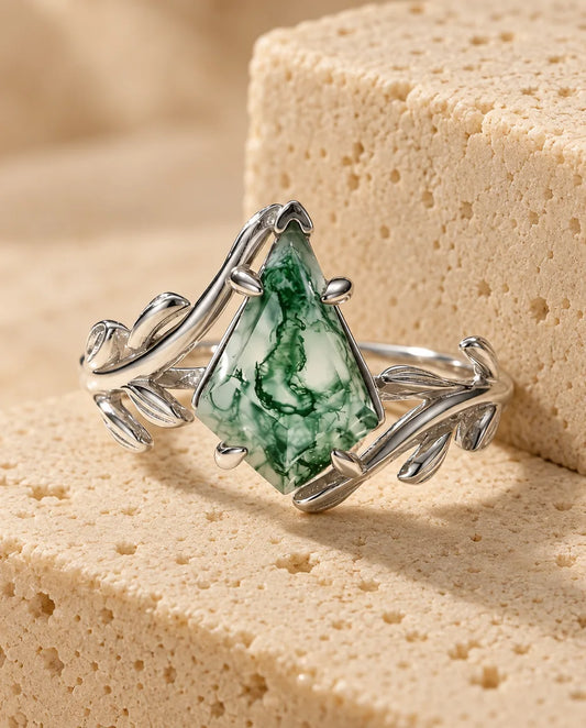 Moss Agate Ring - vist på en travertinblok