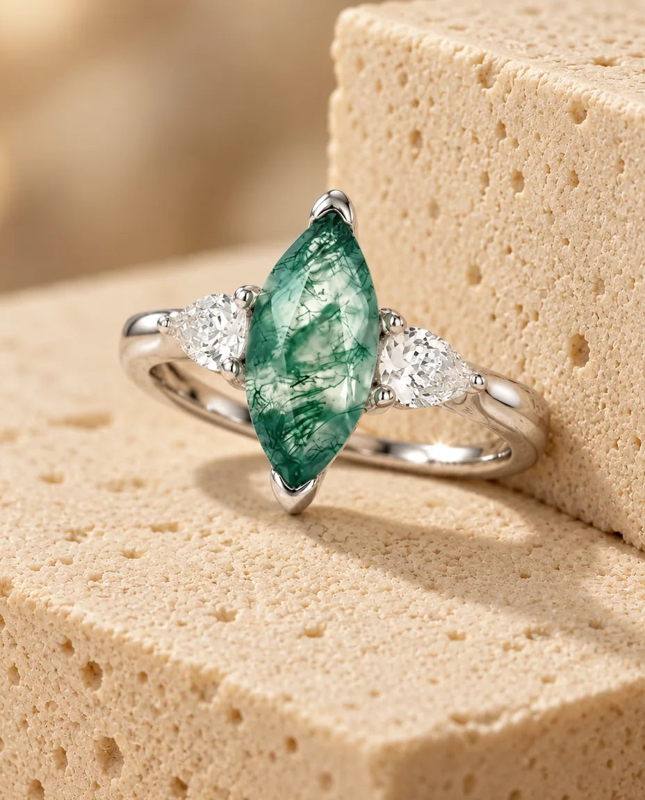 Moss Agate Ring - vist på en travertinblok