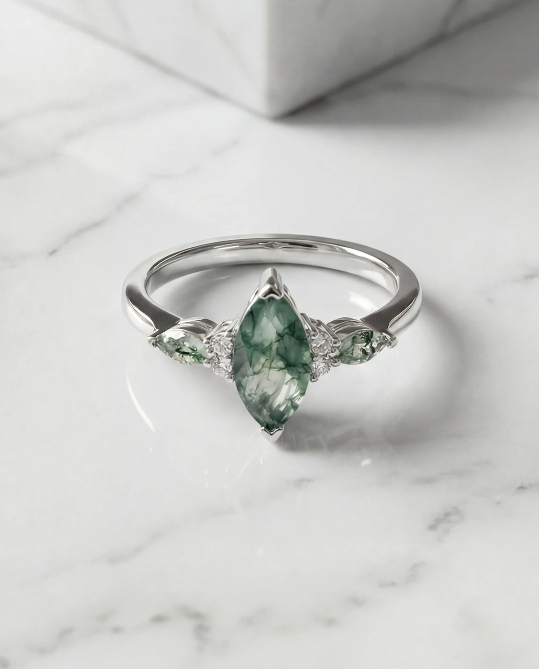 Sølvring med aflang marquiseslebet grøn moss agate og botaniske vintagedetaljer i 925 sterling sølv.