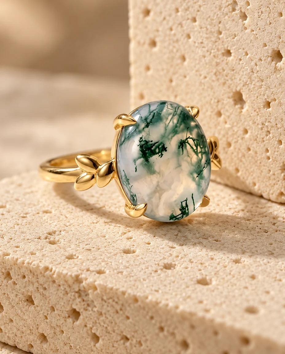 Moss Agate Ring - vist på en travertinblok