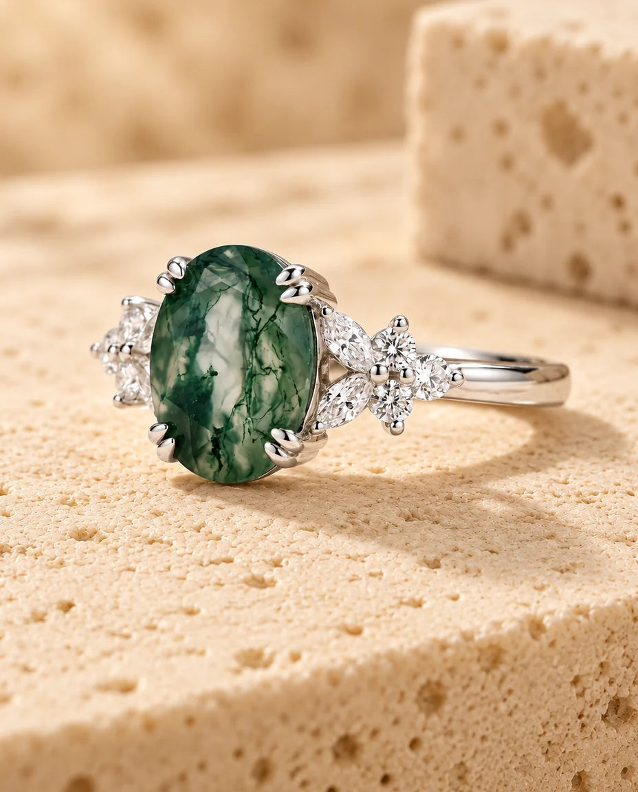 Moss Agate Ring - vist på en travertinblok