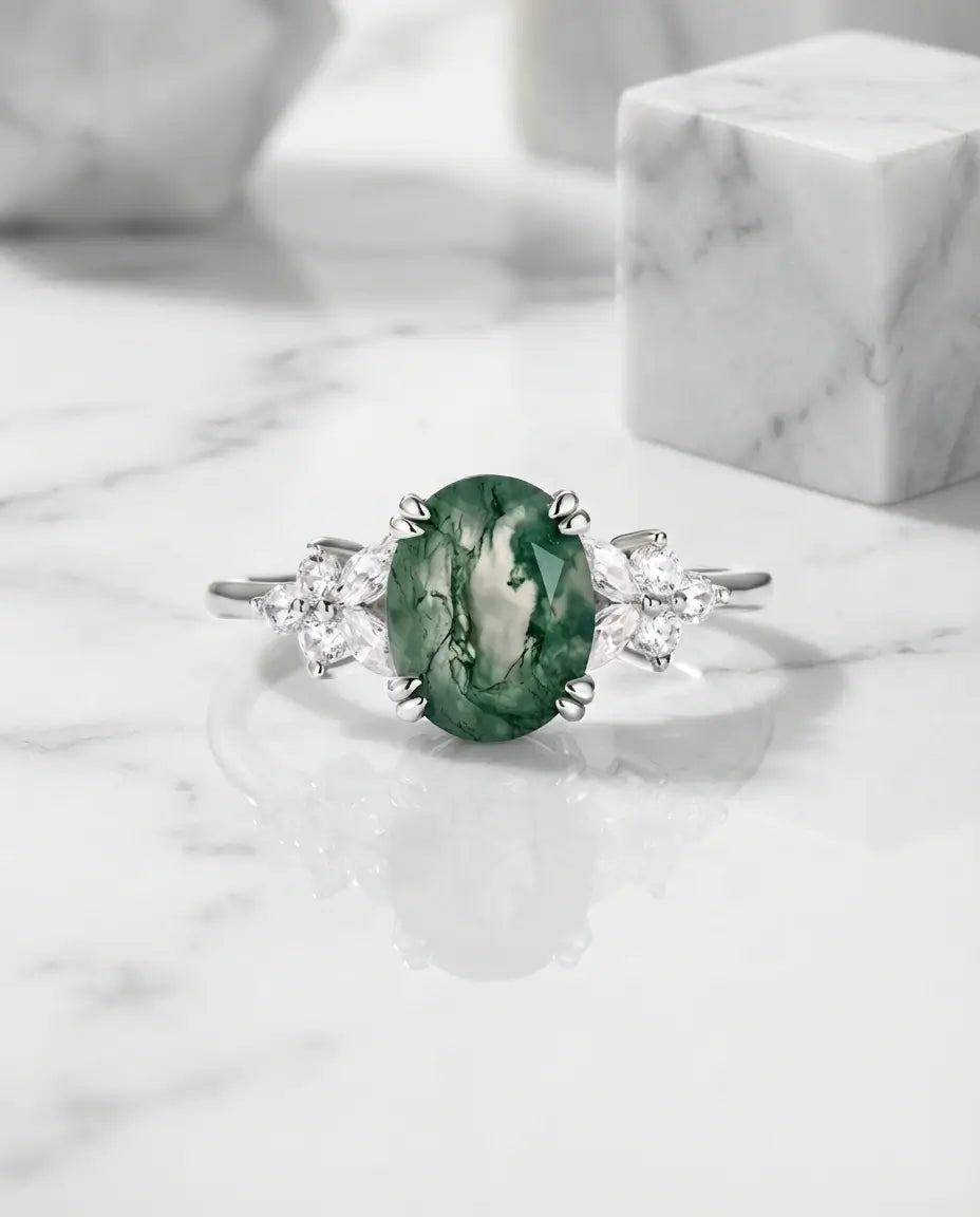 Sølvring med oval grøn moss agate på 7x9 mm, hvor mosagtige indeslutninger slynger sig gennem stenen.